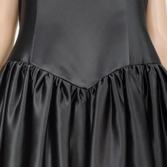 Women's Long Satin Evening Wear Dress - Picture 5 of 13